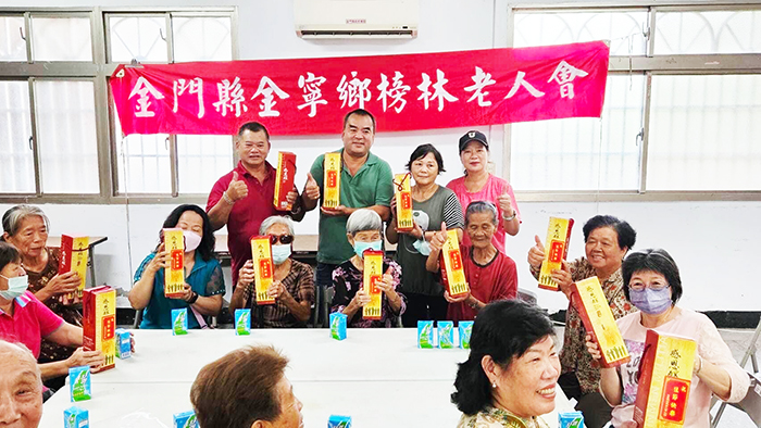 許玉昭議員(後排右一)、金寧鄉代會主席黃文欣(後排左二)等人向榜林社區長者賀重陽節。(許加泰攝)