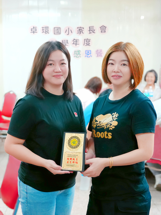 新任會長林欣嫻（左）安排致贈紀念品給前任家長會長林愛蘭（右）。（卓環國小提供）