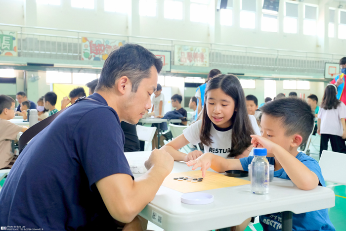親子圍棋體驗課程在中正國小活動中心舉辦,參與的親子透過圍棋教學與實戰練習,度過一個燒腦又有趣的國慶假期。(金門縣圍棋運動委員會提供)