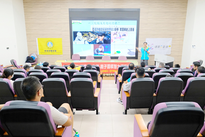 親子圍棋體驗課程在中正國小活動中心舉辦,參與的親子透過圍棋教學與實戰練習,度過一個燒腦又有趣的國慶假期。(金門縣圍棋運動委員會提供)