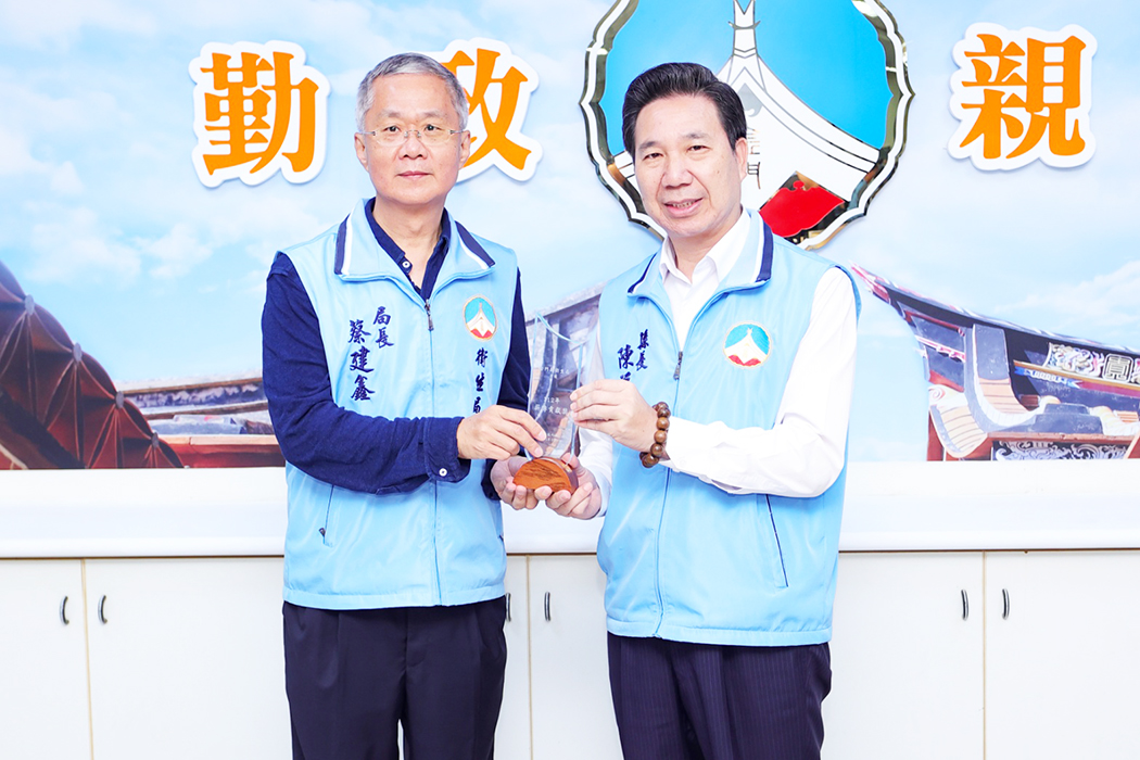 金門縣衛生局榮獲全國「管制藥品稽查特別貢獻獎」、「薪傳貢獻獎」等6項獎項殊榮,縣長陳福海表示肯定。(薛子軒攝)
