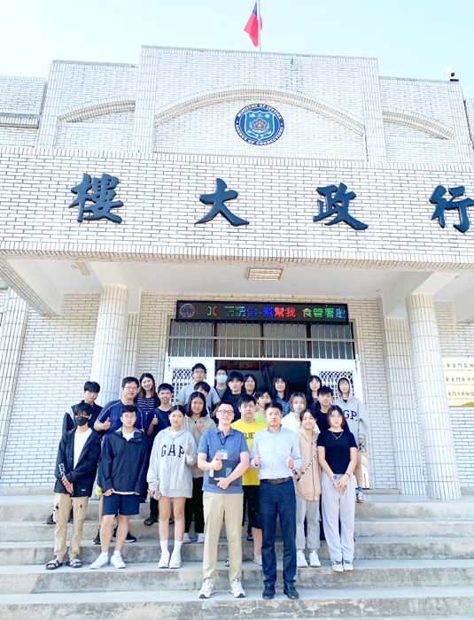 金大師生昨參訪金門監獄並在行政大樓前合影。(楊水詠攝)