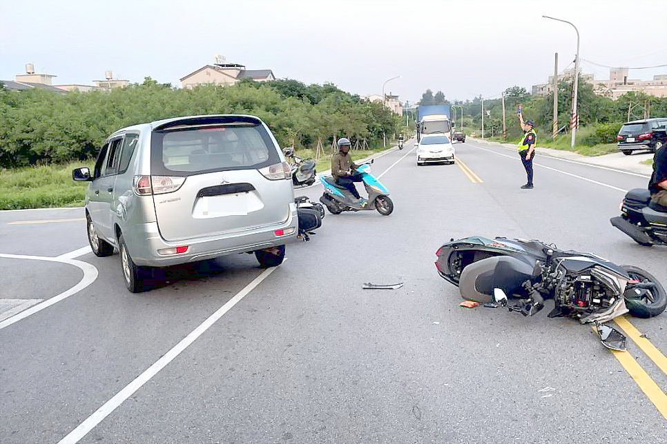轉彎車與直行機車相撞 2人擦挫傷