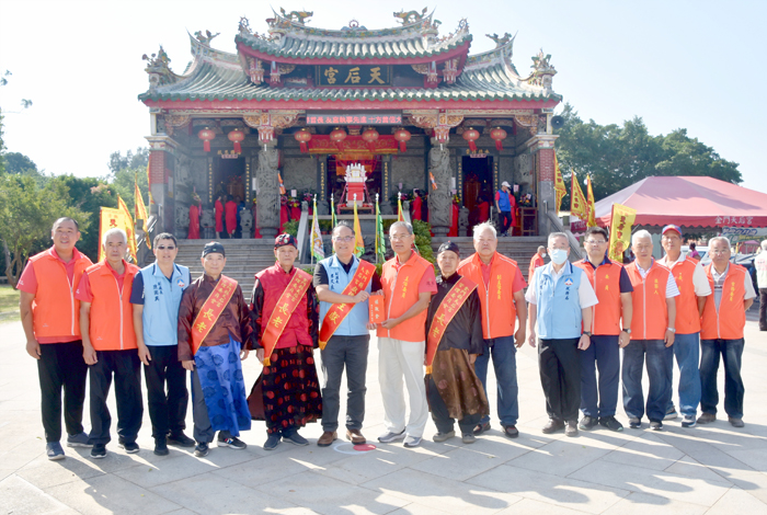 金門縣天后宮管理委員會舉辦「紀念天上聖母羽化昇天1,037周年建醮植福慶典」活動，副縣長李文良、縣議會秘書長王垣坤、金馬聯合服務中心執行長吳增允等貴賓前往參拜祈福。（莊煥寧攝）