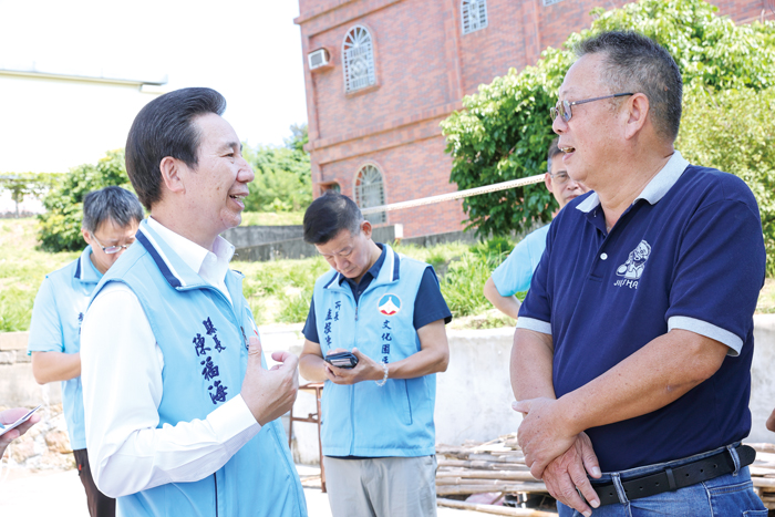縣長陳福海與官嶼里里長楊恭勤相談甚歡,楊里長反映當地所需協助事件。(薛子軒攝)
