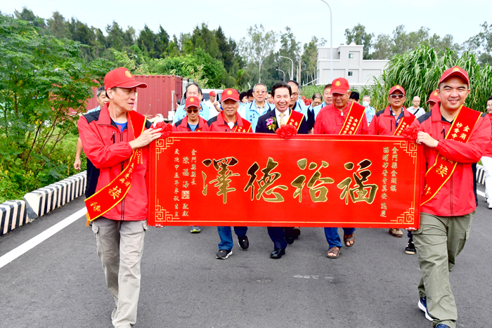 縣長陳福海昨至西埔妙香寺晉匾祝賀重建落成奠安慶典,受到奠安委員會歡迎。(楊水詠攝)