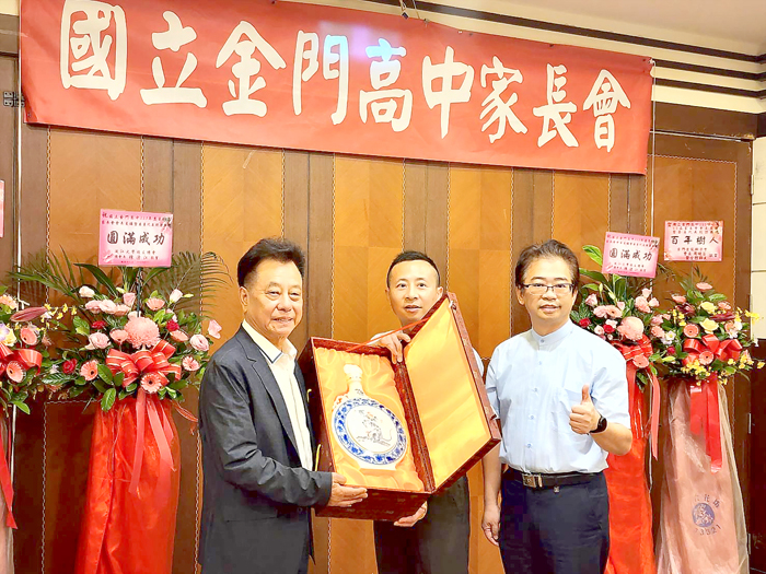 議長洪允典（左一）也到場致贈賀禮。（許峻魁攝）