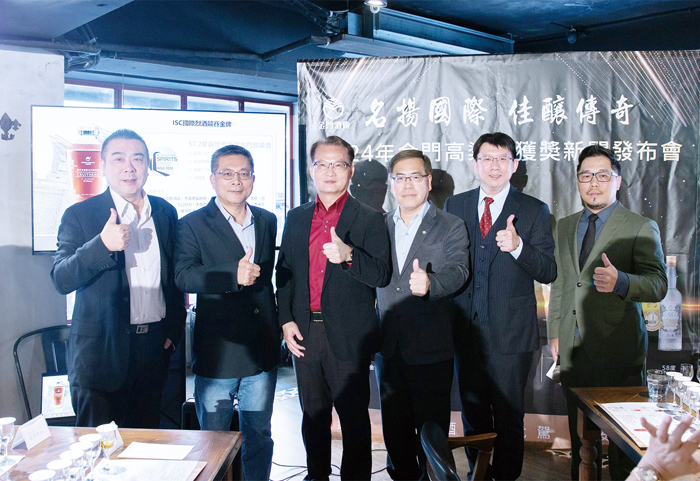 2024年國際烈酒競賽金門高粱酒連續奪金,金酒公司代表與來賓合影留念。(金門酒廠提供)