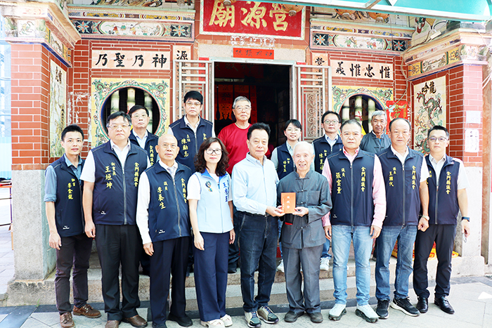 金門縣議長洪允典昨至營山營源廟參拜祈福。（議會提供）