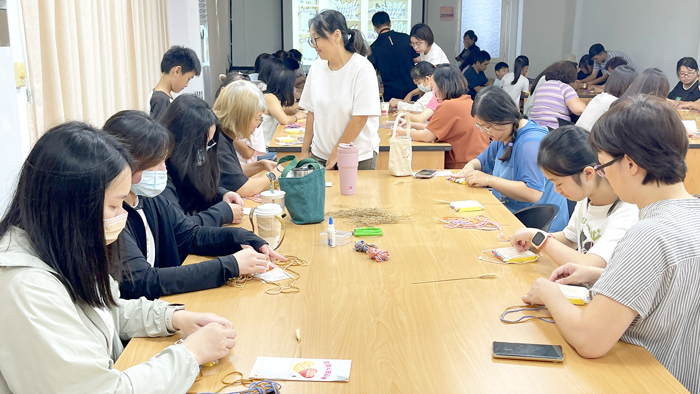 兩場次共計有百名長幼到場同樂，結合社福資源公益宣導與手作體驗，讓民眾感受動手創作的樂趣。（陳麗妤攝）