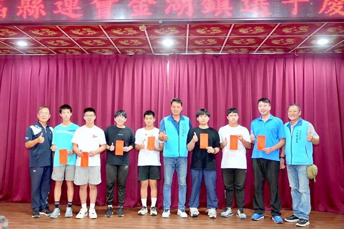 金湖鎮代會主席蔡乃靖(右五)及代表林嘉森(右一)分別頒獎表揚金湖鎮代表隊績優選手與績優隊伍。(楊水詠攝)