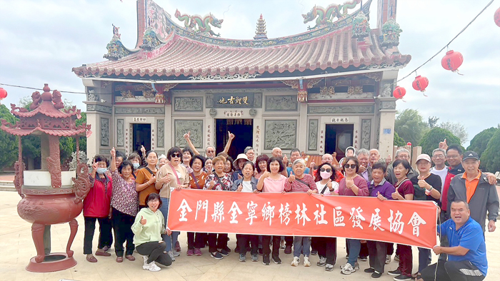 榜林祖孫三代進香，縣議員許玉昭（前排右二）等人陪同長者出遊。（許加泰攝）