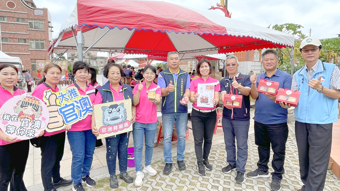 官澳月灣快閃市集內容琳瑯滿目,民眾感受金門農村的創意和社區的活力。(陳麗妤攝)
