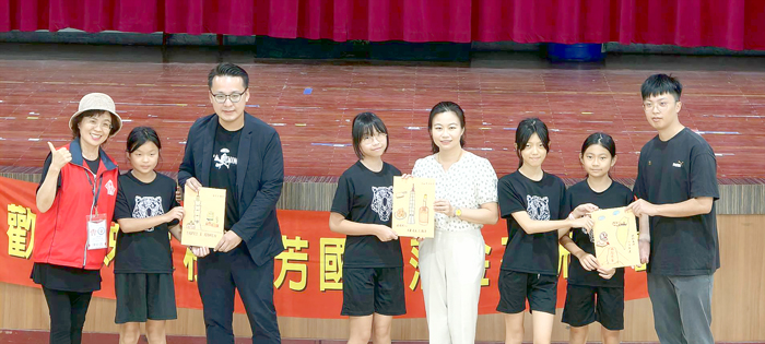 雙方互贈交流錦旗、紀念品延續姊妹友好情誼。（金沙國小提供）