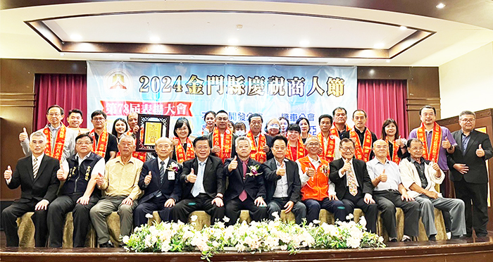 議長洪允典等各界來賓與受表揚者合影留念。（高凡淳攝）