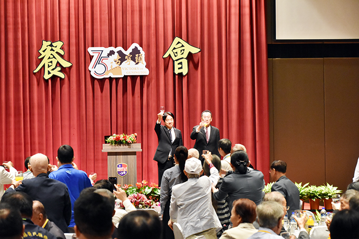 總統賴清德（左）與國防部長顧立雄（右）在午宴中，舉杯向現場老兵致意。（許峻魁攝）