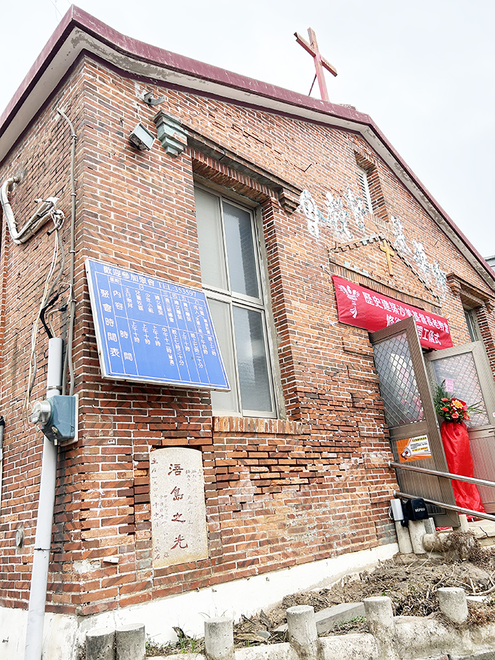 「浯島之光」建誌碑文嵌在禮拜堂外牆上，成為百年歷史見證。（許加泰攝）