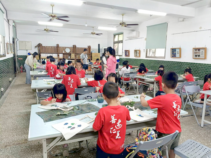 述美國小一至六年級學童走進金門植物園，以大自然為教室進行觀察和學習，除認識植物外，並以喜愛的葉形與葉脈進行拓印，也參與桌遊體驗。
（述美國小提供）