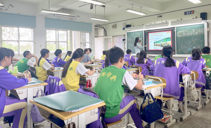 903班蔡佩芸老師簡報採用大量圖片及表格，讓澳洲學生也能輕鬆理解經濟概念。（湖中提供）