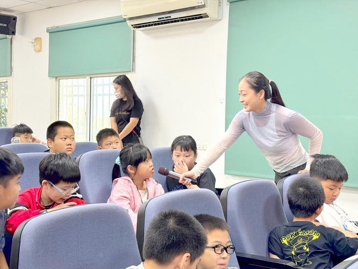 總統教育獎得主——張禹萱分享生命堅韌故事,並和小朋友互動。(上岐國小提供)