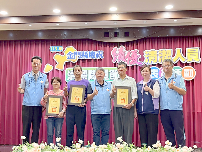 環保局頒發感謝狀給退休人員。（高凡淳攝）