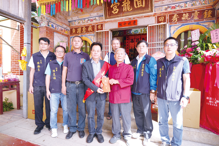 議長洪允典率隊至古區回龍宮參拜祈福。（議會提供）