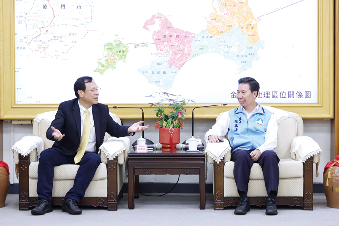 健保署署長石崇良25日下午前往金門縣政府拜會縣長陳福海,雙方就金門的醫療議題進行討論。(薛子軒攝)