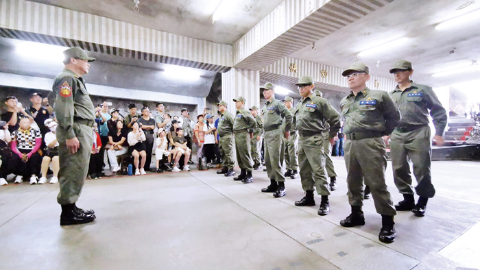 響應老兵召集令，草綠服老兵重回「震東」坑道。（觀光處提供）