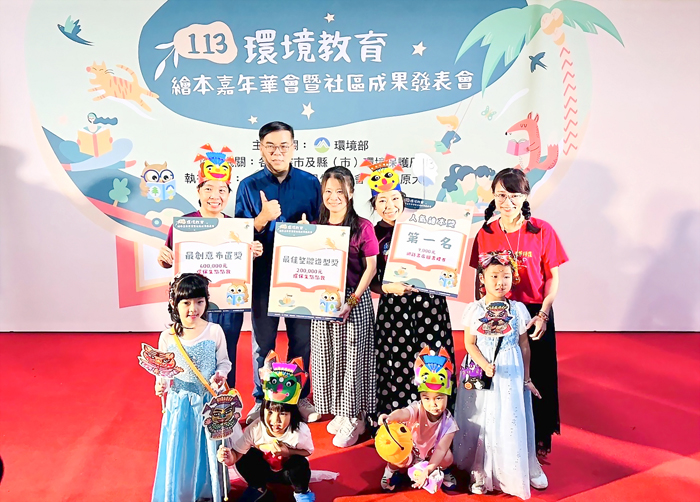 《關聖帝君繞境趣》繪本榮獲「人氣繪本獎第一名」，金門縣攤位也榮獲「最佳整體造型」、「最創意佈置獎」殊榮。（胡璉文化藝術教育基金會提供）