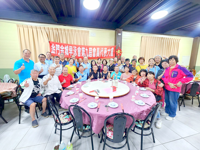 金城早泳會日前舉辦會員大會，與會者合影。（許峻魁攝）