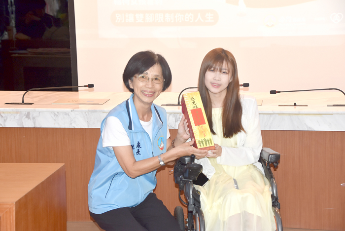 克服障礙勇敢追夢,輪椅女孩雪莉講座傳遞正能量。(李增汪攝)