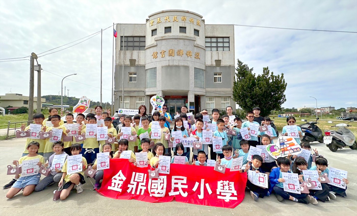 金鼎國小師生參訪烈嶼圖書館。(金鼎國小提供)