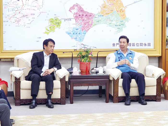 航港局主任秘書饒智平（左）拜會縣長陳福海（右）。（許峻魁攝）