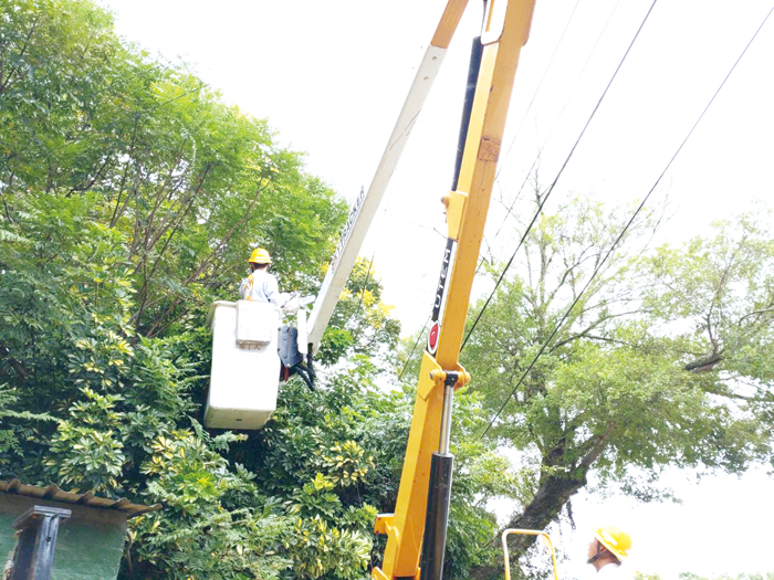 強颱康芮來勢洶洶,台電金門區營業處加強用電戶供電饋線的檢查。(台電金門區營業處提供)