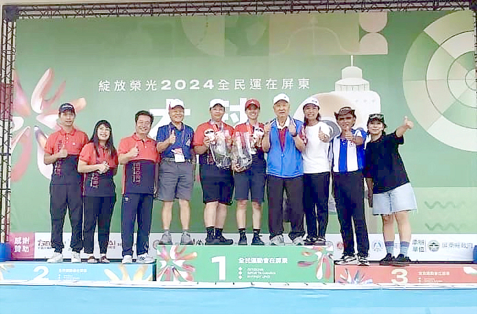 全民運木球賽事,選手鄭郁香、蘇宥璇(右5與左5)在木球女子組桿數雙人賽項目中,獲得第2名。(教練董燊提供)