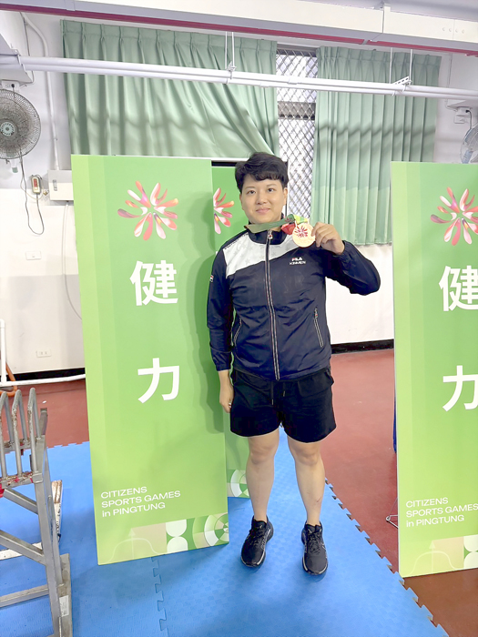 林郁芹本次代表金門縣參加全民運動會健力比賽項目,獲得銅牌。(林郁芹提供)