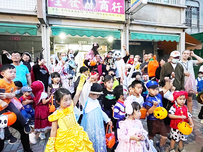 述美幼兒園辦理萬聖節「搞怪變裝踩街金沙鎮」，師生及家長精心打扮，搭公車去沙美搞怪。
（述美國小提供）