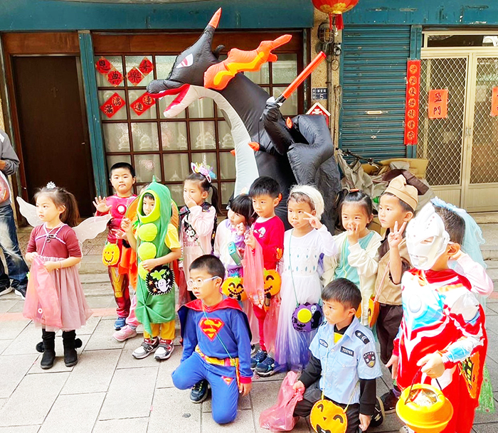 金沙國小附設幼兒園辦理「沙幼搞怪趣」活動，個個手提南瓜袋大聲喊著「不給糖、就搗蛋」口號。（金沙國小提供）