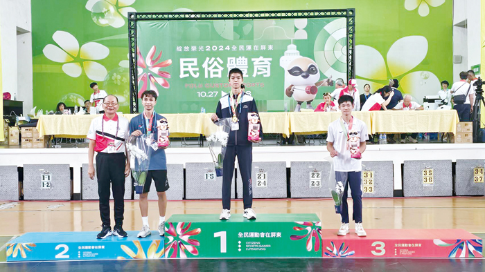 113年全民運動會,何晟煒(中)在「男子組跳繩個人賽」拿下本屆金門代表隊首面金牌。(教練團提供)