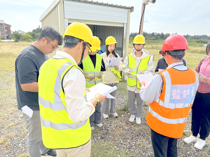 銘傳大學金門分部113年勞動部產業人才投資計畫—無人機空拍飛手養成班2期課程日前舉行術科考試，13名學員全數通過。（銘傳金門分部提供）
