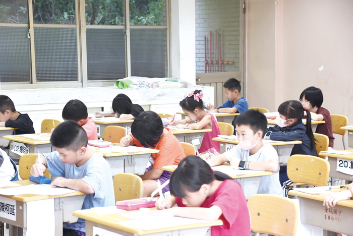 「第18屆聯合盃全國作文大賽」金門區初賽,昨天在金城國中登場,今年共有800名學生報名參賽。(李增汪攝)