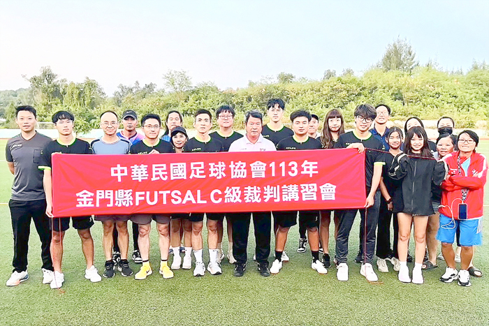 金門縣足球協會承辦「五人制C級裁判講習會」,邀中華民國足球協會楊勝苑裁判長授課。(該會提供)