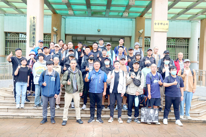鄉長楊忠俊歡送28位役男入伍。(金寧鄉公所提供)