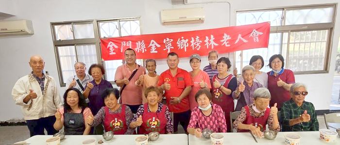 縣議員許玉昭（後排右六）、金寧鄉代會主席黃文欣（後排左四）和社區長者參加立冬補冬活動。（許加泰攝）