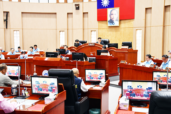 金門縣議長洪允典主持議會第八屆第十一次臨時會第二會次專案報告議程。(楊水詠攝)