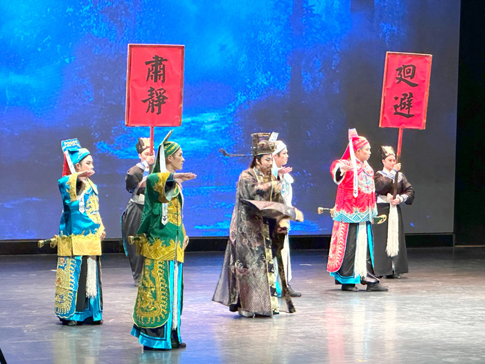 經典古冊戲《包公會國母》昨晚跨海來金門演出，並由資深藝師領軍，讓傳統老戲風華再現。（李增汪攝）