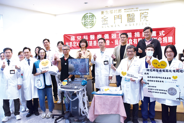 林思宏×5醫師慈善基金會與我的輕食有限公司捐贈金門醫院婦兒科醫療設備。(李增汪攝)