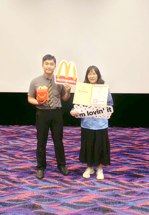 桌球運動委員會辦公益饗宴,教育處處長孫麗琪對麥當勞的贊助及華映娛樂的協辦表示感謝。
(桌球運動委員會提供)