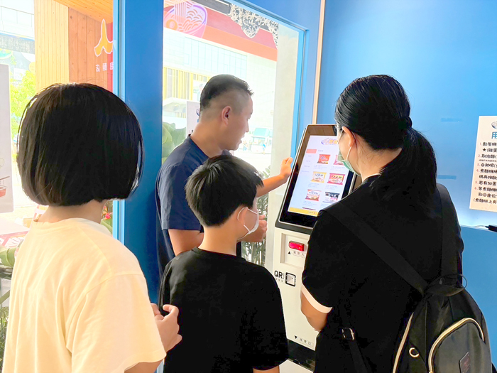 金湖泡達人邀家扶家庭體驗自助式點餐。（家扶中心提供）