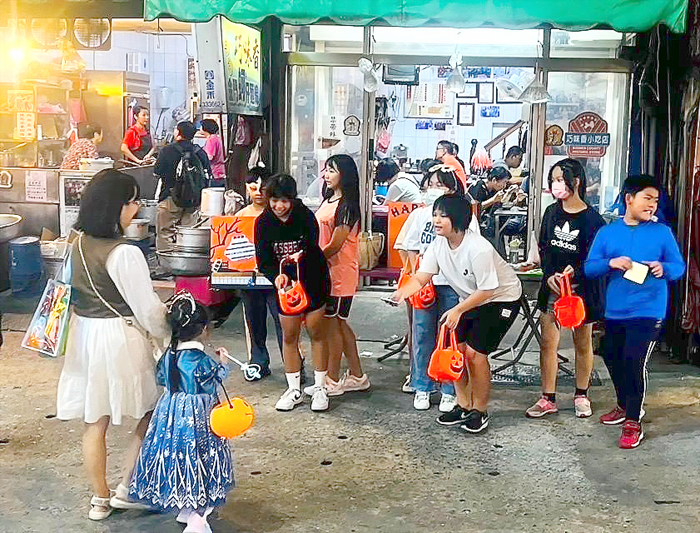 金門家扶課輔班學童上街驗收烹飪教育學習成果。
(金門家扶中心提供)